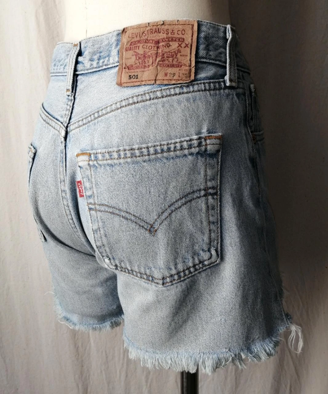 Lichte blauwe spijkerbroek met used effect en franjes "Levi's" 501 – photo 10